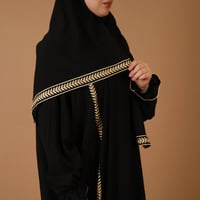ثوب صلاة أسود مطرز