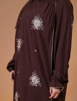 ثوب صلاة مطرز بني