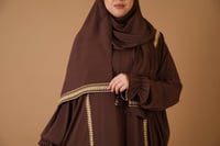 طقم سجادة و ثوب صلاة بني مطرز