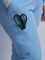 سكرب مودرن نسائي أزرق فاتح ( سماوي )