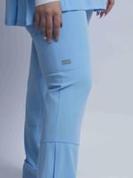 سكرب مودرن نسائي أزرق فاتح ( سماوي )