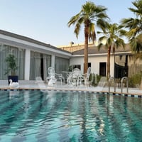 جلسة خارجية ثلاثيه للحديقة حديد لون ابيض