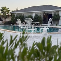 جلسة خارجية ثلاثيه للحديقة حديد لون ابيض