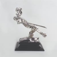 مجسم حامل الة الكمان باللون الفضي