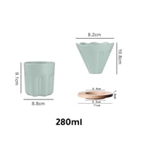 مجموعة شخصية صغيرة من قمع و كوب تحضير القهوة المقط...