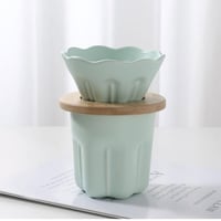 مجموعة شخصية صغيرة من قمع و كوب تحضير القهوة المقط...