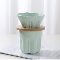 مجموعة شخصية صغيرة من قمع و كوب تحضير القهوة المقط...