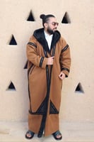 فروة كلاسيكي مطرزة بمخمل وجلد