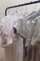 ثوب مطرز بالاسم