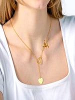 سلسال حرف على قلب _ يرتبط بقلب مفرغ تصميم جميل