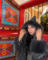 فروة نسائي قماش جلد مبطن بفرو من الداخل وفرو طويل...