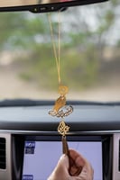 تعليقة سياره يد ماسكه ورده بكسرة العود بالاسم