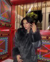 فروة نسائي قماش جلد مبطن بفرو من الداخل وفرو طويل...