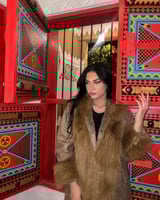 فروة نسائي قماش جلد مبطن بفرو من الداخل وفرو طويل...