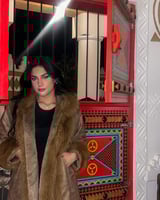 فروة نسائي قماش جلد مبطن بفرو من الداخل وفرو طويل...