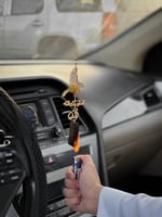 تعليقة سيارة عود مع رسمة الصقر