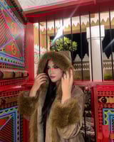 فروة نسائي قماش جلد مبطن بفرو من الداخل وفرو طويل...