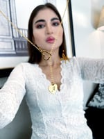 سلسال حرف على قلب _ يرتبط بقلب مفرغ تصميم جميل