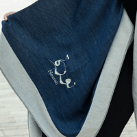 شال شتوي بتطريز الاسم او الشعار