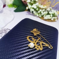 بروش بالاسم تُصمم على الطلب