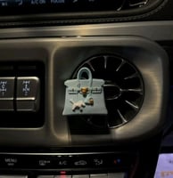 فواحة سيارة مبتكره بشكل شنطه برائحه جميله