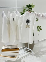 قميص كتان بتطريز شعار سيفين ونخلة