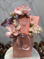 باقة أنيقه مع سلسال