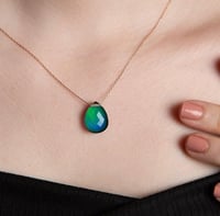 سلسال قطرة الماء يتغير لونها حسب الحرارة والمشاعر