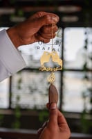 تعليقة يدين بشكل اللانهاية مع كسرة العود