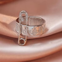 خاتم بتصميم دبوس مرصع زركون