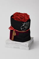 هودي اسود مع باقة ورد احمر