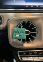 فواحة سيارة مبتكره بشكل شنطه برائحه جميله