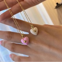 قلادة القلب بتصميم عصري