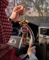 تعليقة سيارة بصورة مع يدين ترند و كسرة العود