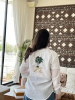 قميص كتان بتطريز شعار سيفين ونخلة