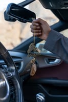 تعليقة كسرة العود بيديين عشق للابد