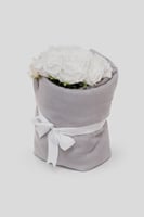 هودي رصاصي مع باقة ورد ابيض