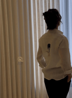 قميص كتان بتطريز شعار سيفين ونخلة