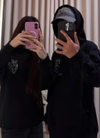 بلوفر ليحتضنك دائما - برسمه قلب