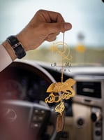 تعليقة سيارة برسمة يدين بكسرة العود