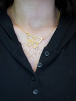 سلسال بالاسم محفور داخل فراشة - أجنحة الجمال والتف...