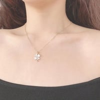 سلسال زهرة بشكل ناعم