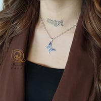 سلسال الفراشه يتغير لونه بدرجه حراره الجسم والمشاع...