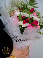 باقة ورد مع اسوارة بالاسم رسمة قلب