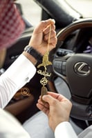 تعليقة سيارة عود مع رسمة الصقر