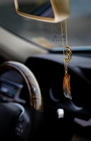 تعليقة كسرة عود للسيارة بالاسم