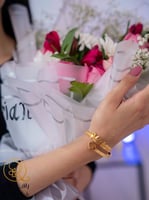 باقة ورد مع اسوارة بالاسم رسمة قلب