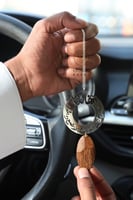 تعليقة سيارة بكسرة العود