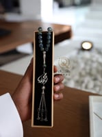 سبحه بلون مميز ونكتب الاسم او الحرف عليها