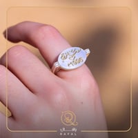 خاتم ملكي - بالاسم مرصع باثنين فصوص من الزركون الب...